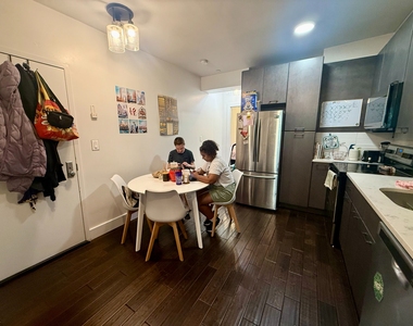 805 Quincy Street - Photo Thumbnail 4