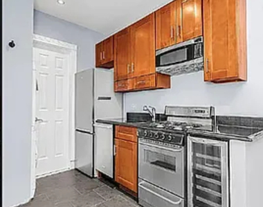 345 West 53rd Street - Photo Thumbnail 3