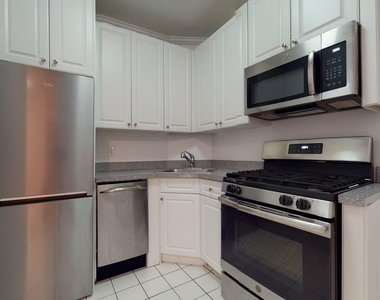 East 80th Street - Photo Thumbnail 3