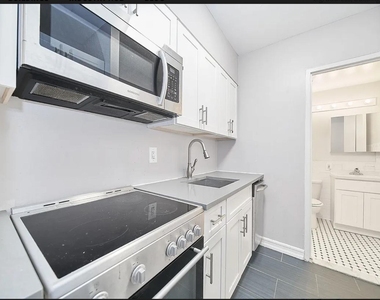 335 W 43rd Street - Photo Thumbnail 5