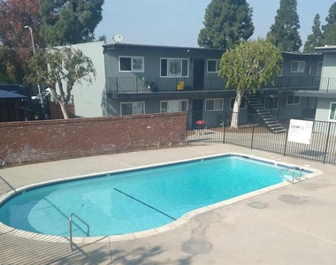 5560 Ackerfield Ave - Photo Thumbnail 8