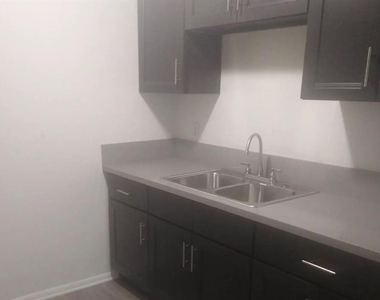 5560 Ackerfield Ave - Photo Thumbnail 5