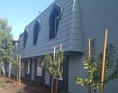 5560 Ackerfield Ave - Photo Thumbnail 1