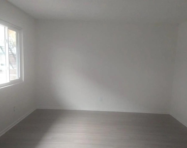 5560 Ackerfield Ave - Photo Thumbnail 7