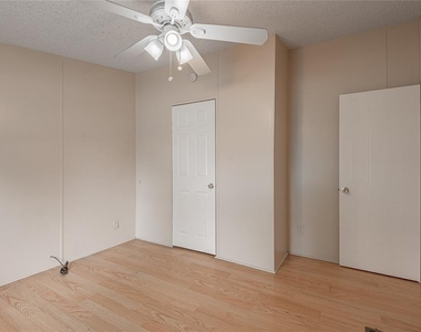 1323 Avenue E - Photo Thumbnail 16