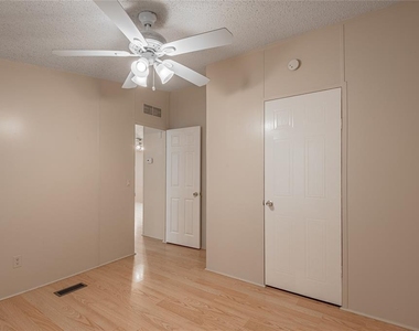 1323 Avenue E - Photo Thumbnail 20