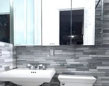 E 10th St - Photo Thumbnail 4