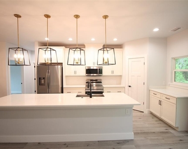 4102 Nw 26th Drive - Photo Thumbnail 6
