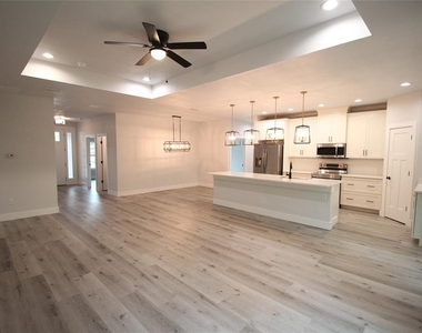 4102 Nw 26th Drive - Photo Thumbnail 8