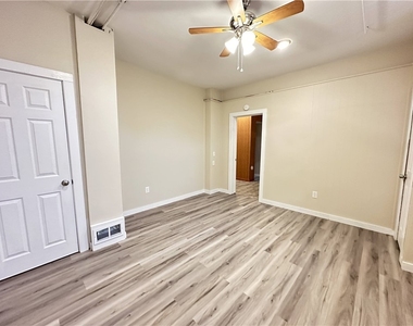 2422 Main St - Photo Thumbnail 7