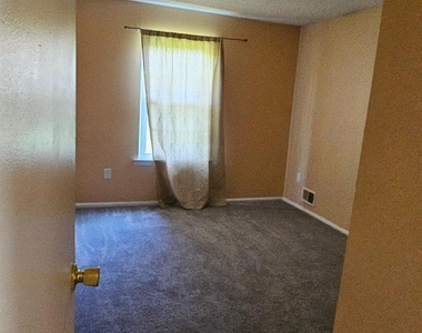 447 Lancaster Court - Photo Thumbnail 12