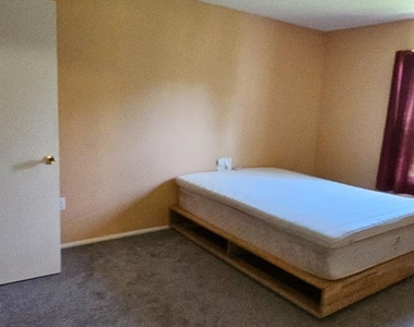 447 Lancaster Court - Photo Thumbnail 11