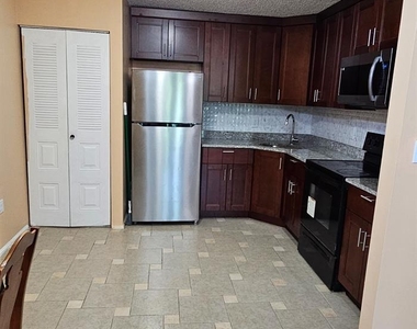 447 Lancaster Court - Photo Thumbnail 10