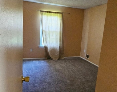 447 Lancaster Court - Photo Thumbnail 9