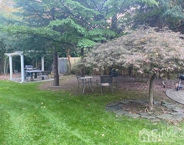 527-33 W 8th Street - Photo Thumbnail 4