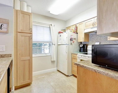 1050 Lake Shore Drive - Photo Thumbnail 2