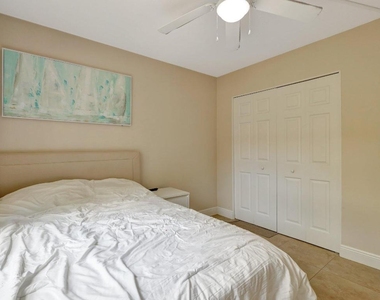 1050 Lake Shore Drive - Photo Thumbnail 13