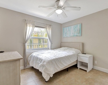 1050 Lake Shore Drive - Photo Thumbnail 11