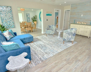 1315 Ne Flora Place - Photo Thumbnail 6
