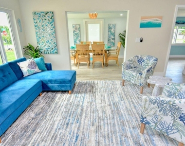 1315 Ne Flora Place - Photo Thumbnail 7