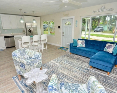 1315 Ne Flora Place - Photo Thumbnail 5