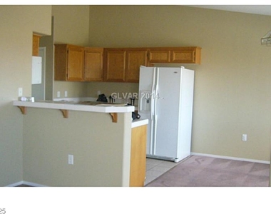 2050 N Los Feliz Street - Photo Thumbnail 9