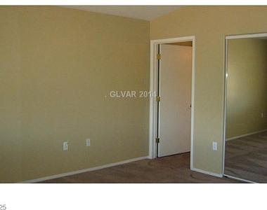 2050 N Los Feliz Street - Photo Thumbnail 18