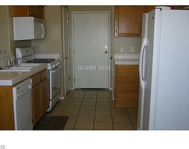 2050 N Los Feliz Street - Photo Thumbnail 10