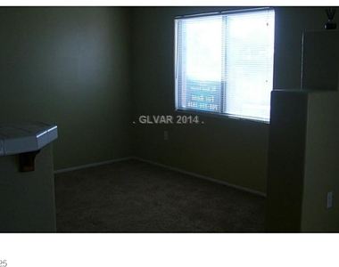 2050 N Los Feliz Street - Photo Thumbnail 6