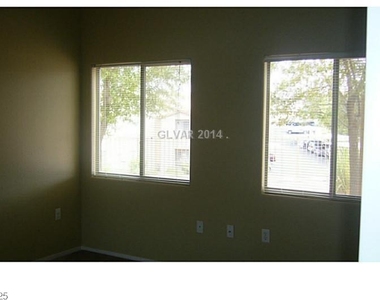 2050 N Los Feliz Street - Photo Thumbnail 14
