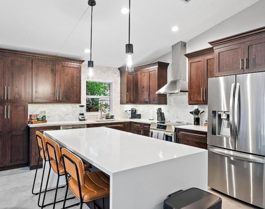 15129 Harriet Avenue - Photo Thumbnail 7