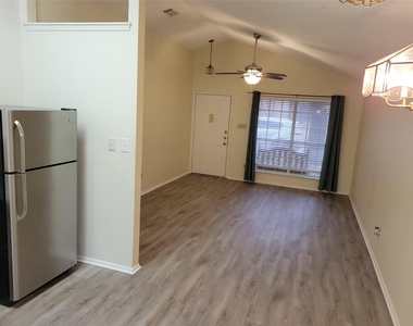 1015 E Yager Ln - Photo Thumbnail 3