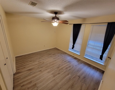 1015 E Yager Ln - Photo Thumbnail 4