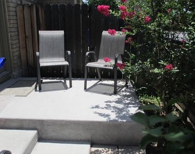 1015 E Yager Ln - Photo Thumbnail 9