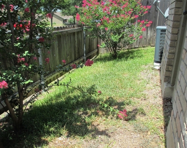 1015 E Yager Ln - Photo Thumbnail 10