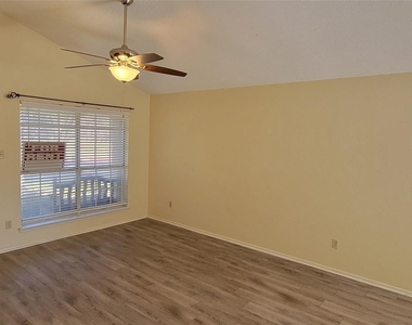 1015 E Yager Ln - Photo Thumbnail 13