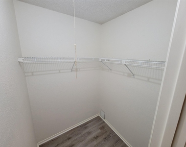 1015 E Yager Ln - Photo Thumbnail 7