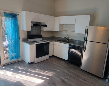 1015 E Yager Ln - Photo Thumbnail 12