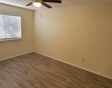 1015 E Yager Ln - Photo Thumbnail 14