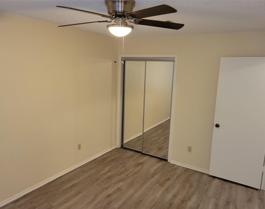 1015 E Yager Ln - Photo Thumbnail 6