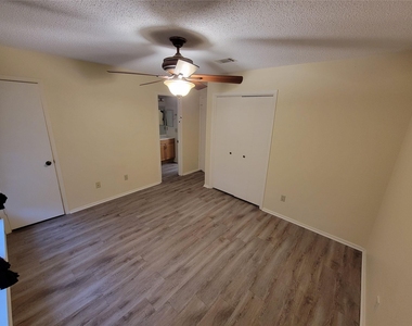 1015 E Yager Ln - Photo Thumbnail 5