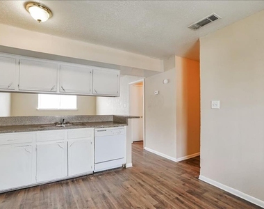 1800 N Wayside Street - Photo Thumbnail 2