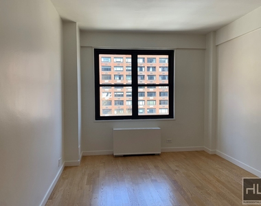 East 49 Street - Photo Thumbnail 23