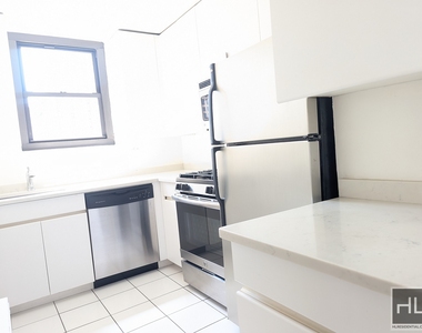 East 49 Street - Photo Thumbnail 9