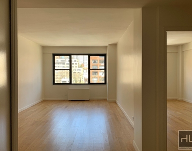 East 49 Street - Photo Thumbnail 14