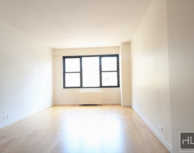 East 49 Street - Photo Thumbnail 6