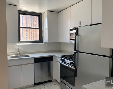 East 49 Street - Photo Thumbnail 15