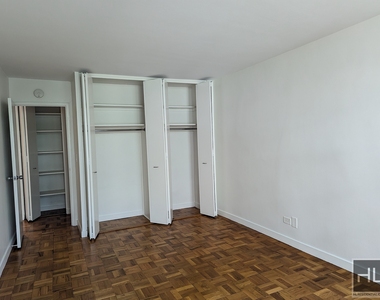 East 49 Street - Photo Thumbnail 4