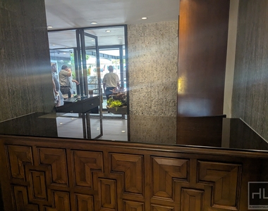 East 49 Street - Photo Thumbnail 13