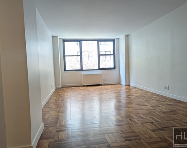 East 49 Street - Photo Thumbnail 2